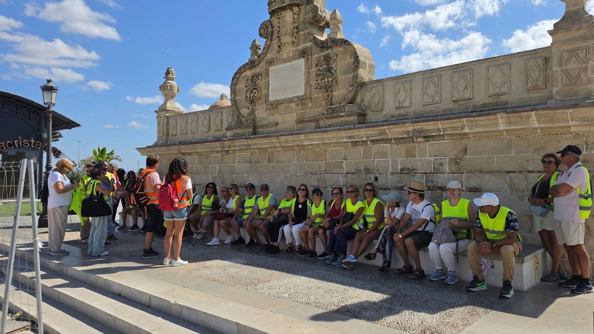 La ruta senderista por el centro histórico pone en valor la movilidad sostenible en El Puerto