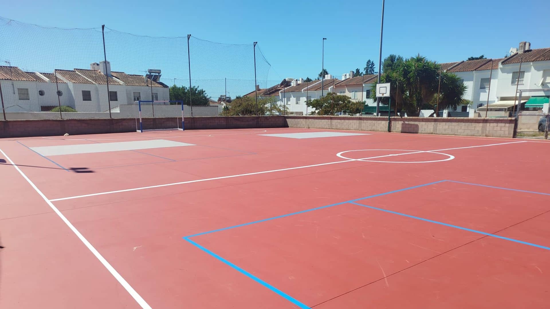 Imagen de la noticia: La pista del Tomillar mejora sus instalaciones tras los trabajos de mantenimiento y pintura (Deportes)
