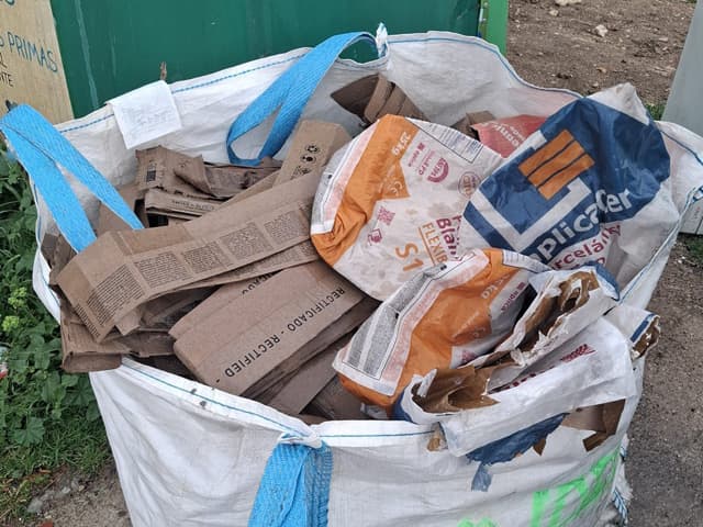 La Policía Local sanciona el vertido indebido de escombros de obra menor junto a contenedores