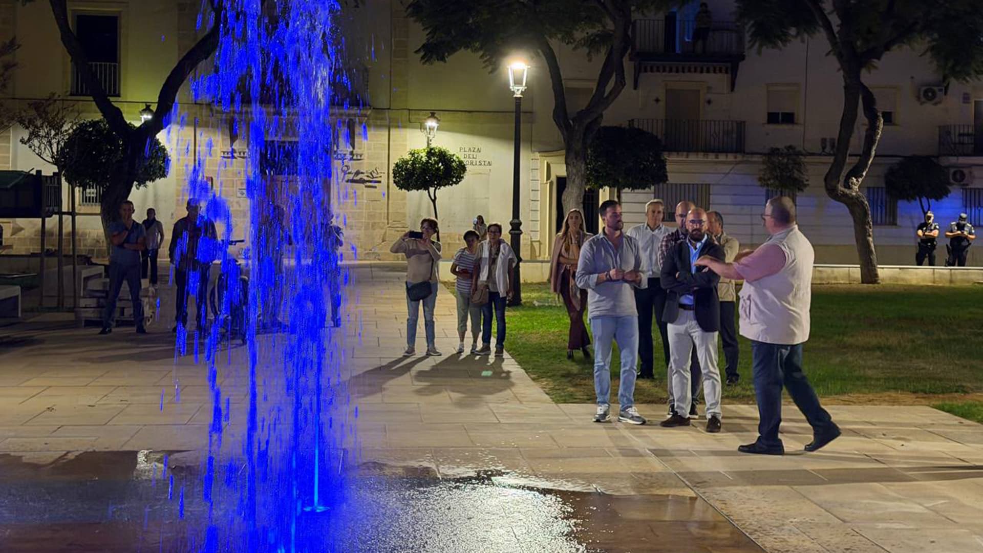 La nueva fuente de la plaza del Polvorista entra en funcionamiento con nueve chorros y luces LED