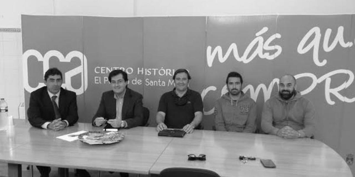 Reunión de Ganaza con hosteleros de la Plaza de la Cárcel.