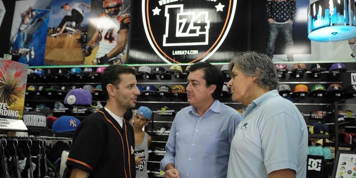 Gonzalo Ganaza y Alejandro Merello visitan un nuevo comercio portuense.